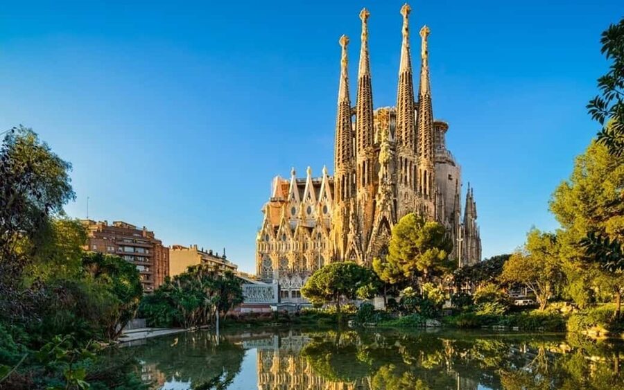 Barcelona: Private Half-Day Sightseeing Tour with a Local - Sagrada Familia: where the photos really come from
