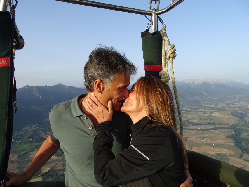 Barcelona: Private Hot Air Balloon Ride - Meeting early with Camins de Vent and the balloon crew, before lift-off