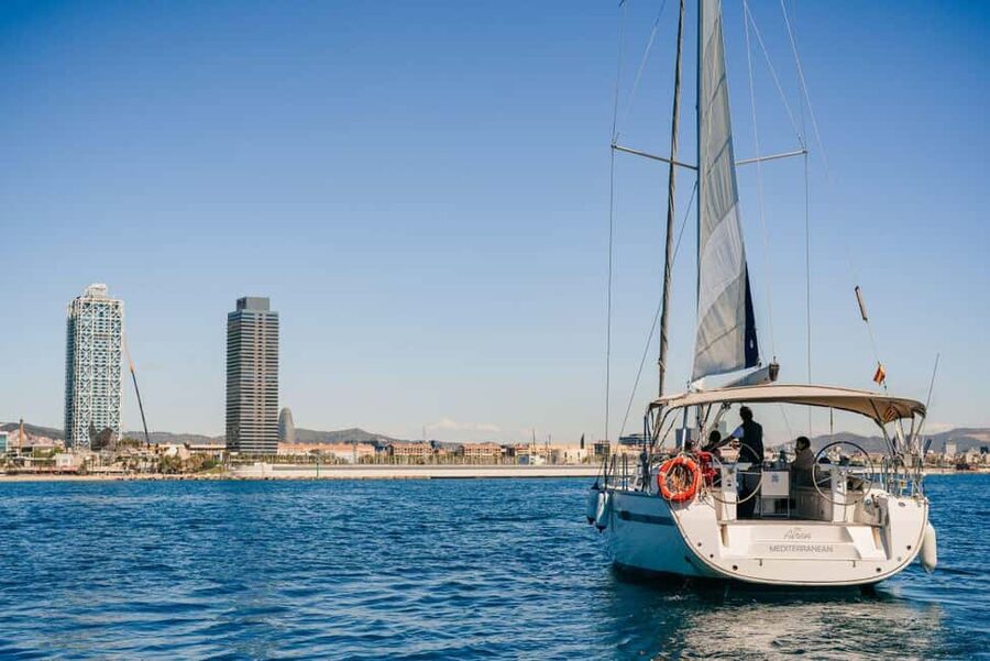 Barcelona: PRIVATE Sailing tour with drinks and snacks - Price and value for groups up to 11