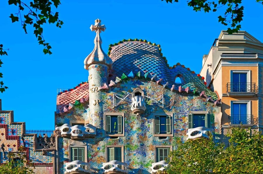 Barcelona: Private Tour of Casa Batllo with Reserved Access - Casa Batlló on Passeig de Gràcia, and why the dragon facade matters