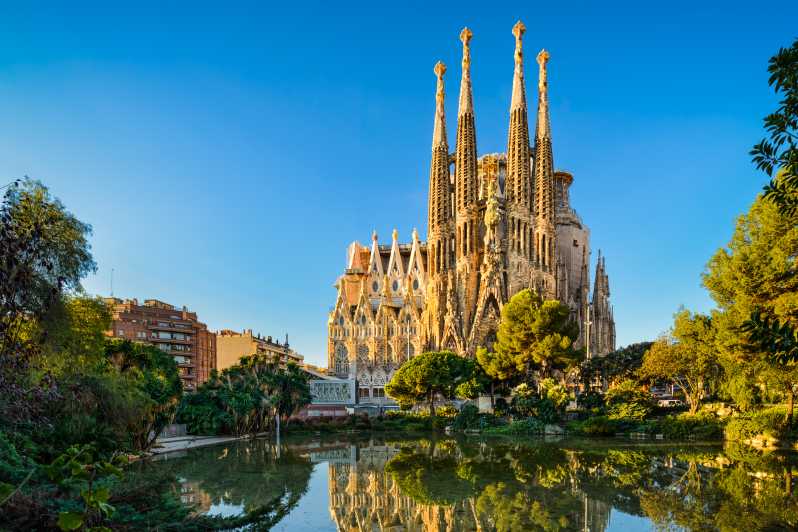 Barcelona Private Tour: Sagrada Familia,Park Güell & Pedrera - A Private Day That Connects Old Barcelona to Gaudí