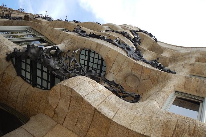 Barcelona Private Walking Tour with Skip the Line La Pedrera and Casa Batllo - Passeig de Gràcia in 30 minutes: the street that ties it together