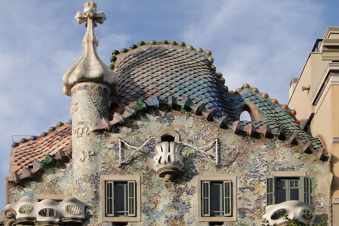 Barcelona Private Walking Tour with Skip the Line La Pedrera and Casa Batllo - Plaça de Catalunya: a practical pause before La Rambla