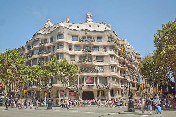 Barcelona Private Walking Tour with Skip the Line La Pedrera and Casa Batllo - Pickup, meeting point, and how the logistics help you