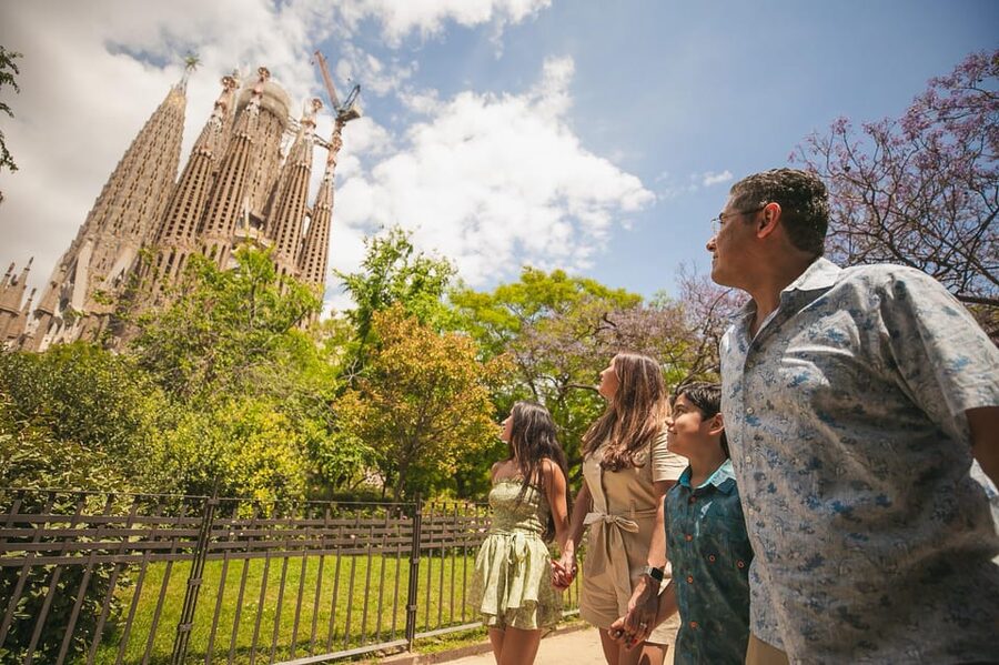 Barcelona: Professional Photoshoot Outside Sagrada Familia - Why a Sagrada Familia photoshoot beats another day of selfies