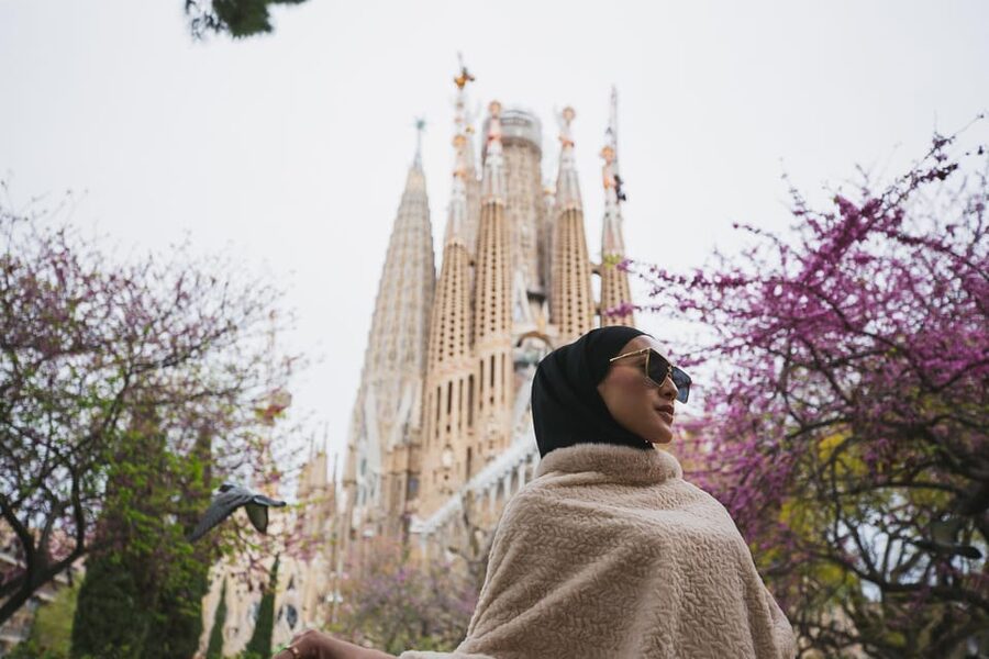 Barcelona: Professional Photoshoot Outside Sagrada Familia - The included photos: what you get, how you get it, and why 48 hours helps