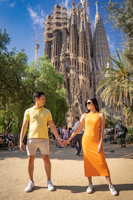 Barcelona: Professional Photoshoot Outside Sagrada Familia - Where it starts: getting your bearings outside La Sagrada Familia