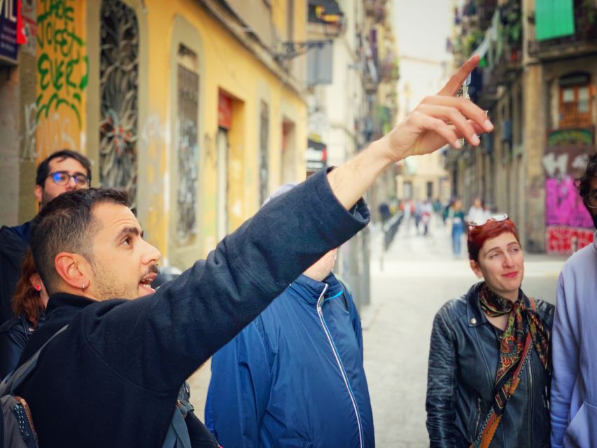 Barcelona: Ramblas, Gothic & Gaudí Architecture Walking Tour - Starting at Plaça de Catalunya, then straight into the Old Town mood