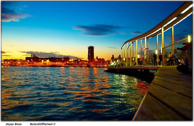 Barcelona: Romantic Private Sailing Tour - The Skyline Show: Sagrada Familia, Las Ramblas, and Barceloneta From Sea Level