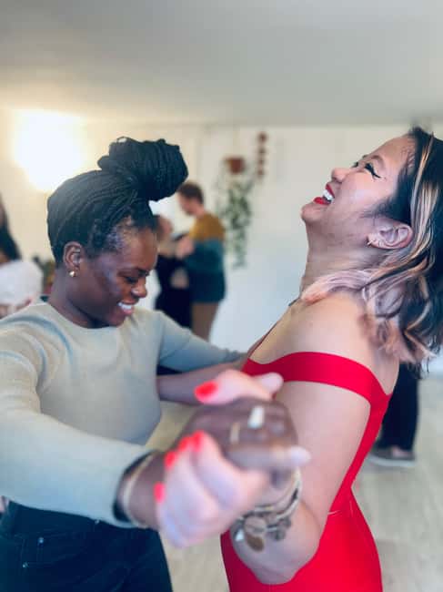 Barcelona: Rooftop Tango Lesson with Drinks and Videos - Finding the Rooftop: The Staircase Adventure Near Plaza Real
