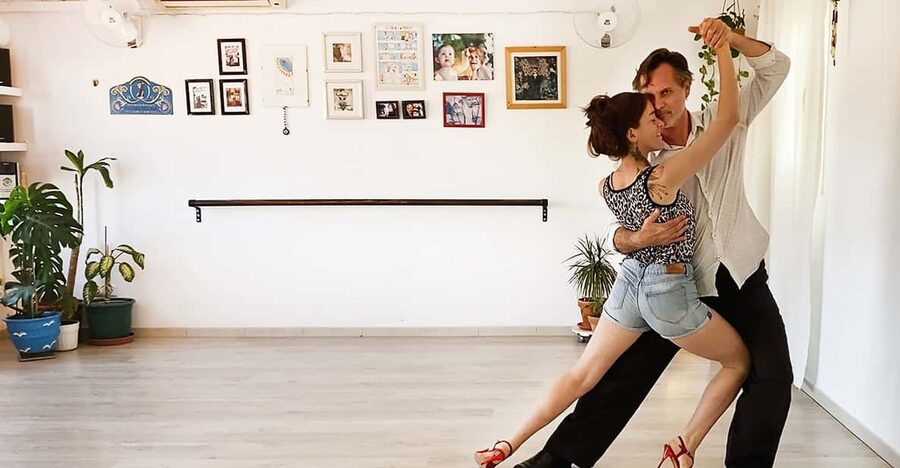Barcelona: Rooftop Tango Lesson with Drinks and Videos - Who This Experience Fits Best (And Who Might Skip)