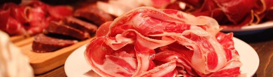 Barcelona´s Lunch or Dinner Tapas Tour: Food and Happiness - Barrio Gòtic on foot: why this neighborhood fits tapas time
