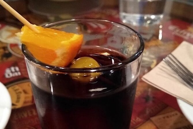 Barcelona´s Lunch or Dinner Tapas Tour: Food, drinks, happiness! - Plaça de Sant Jaume, the political heart you can walk through