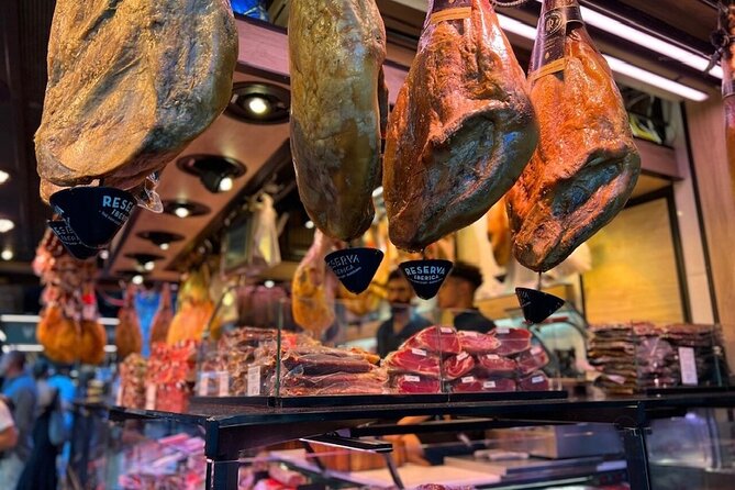 Barcelona´s Lunch or Dinner Tapas Tour: Food, drinks, happiness! - The narrow medieval street in Barri Gòtic