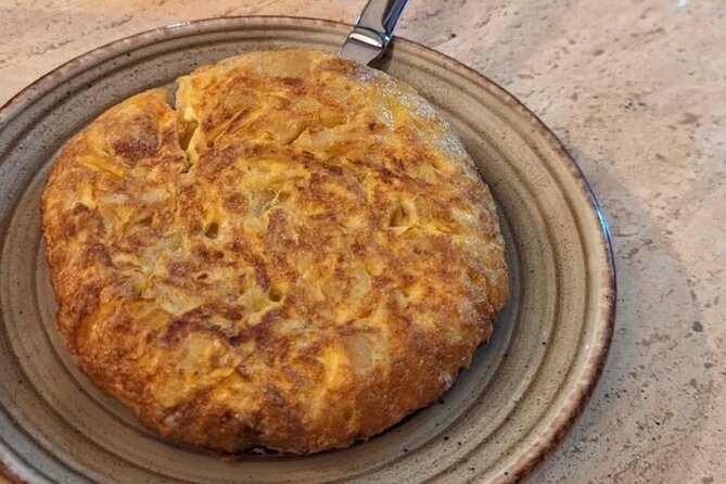 Barcelona´s Lunch or Dinner Tapas Tour: Food, drinks, happiness! - What you eat: Spanish omelette, croquettes, tomato bread, and more