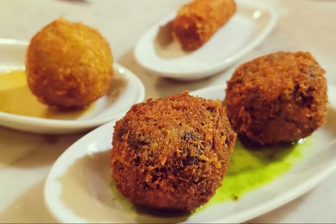 Barcelona´s Lunch or Dinner Tapas Tour: Food, drinks, happiness! - Getting oriented: Plaça de l’Àngel to Correus