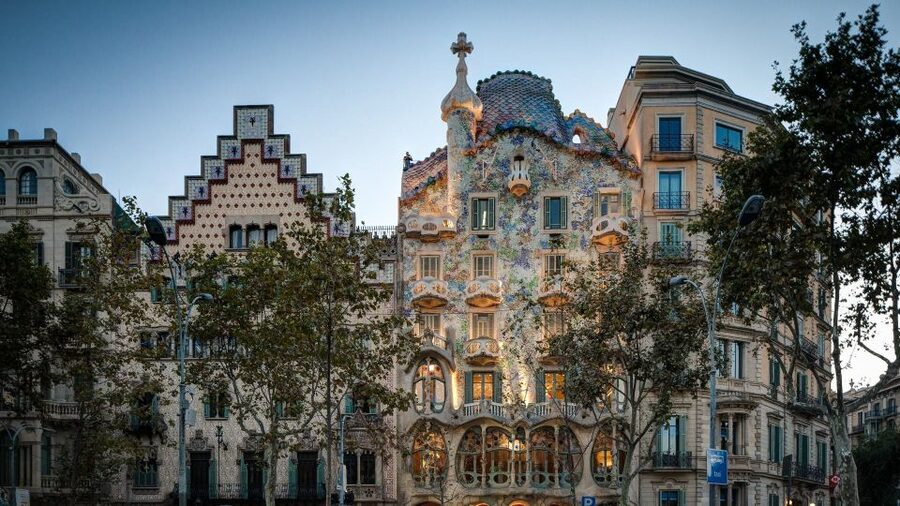 Barcelona: Sagrada Familia and City Tour with Hotel Pickup - Coastal Drive, Port Vell, and Montjuïc Views from Mirador de lAlcalde