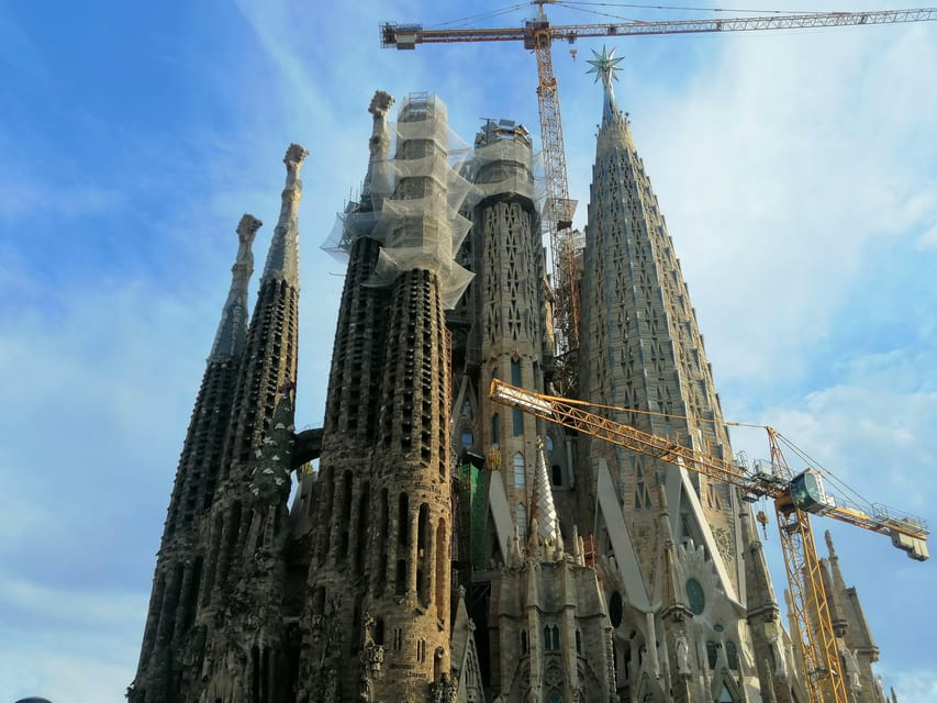 Barcelona: Sagrada Família and Park Güell Guided Tour - Meeting point and the first 10 minutes that matter