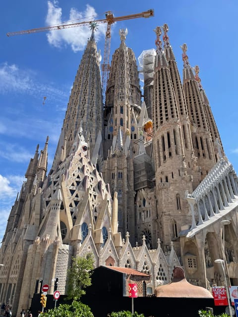 Barcelona: Sagrada Família and Park Güell Guided Tour - The guide experience: clear explanations or an English catch