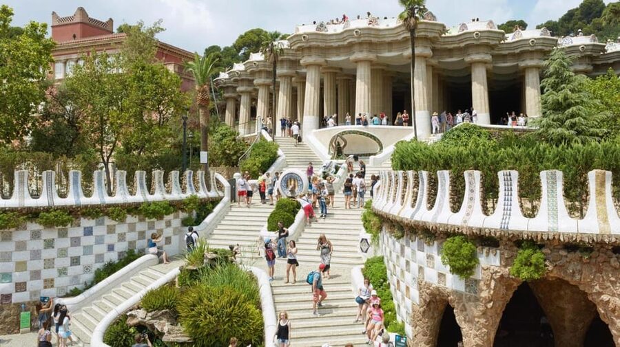 Barcelona: Sagrada Familia and Park Güell with Hotel Pickup - From the port area to La Rambla: a fast orientation you will feel later