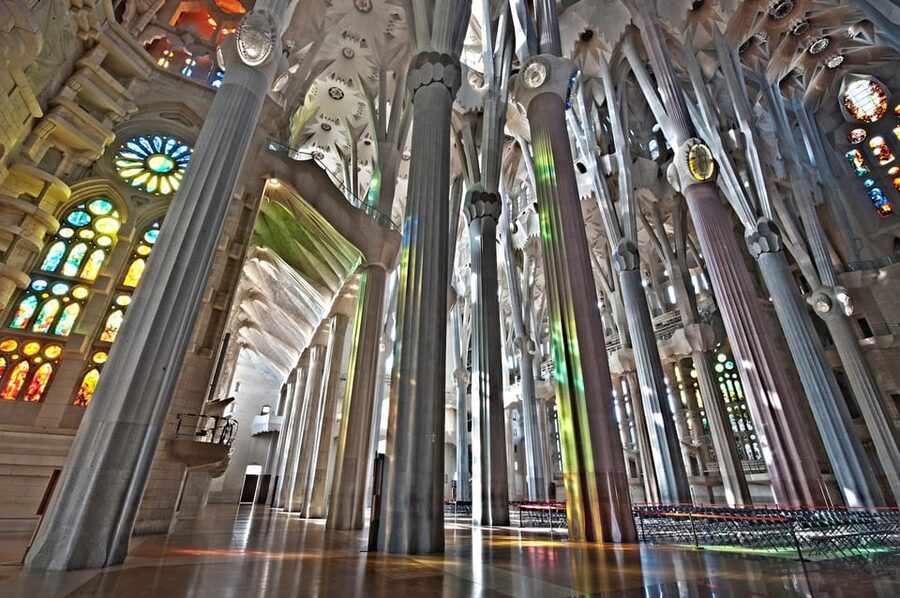 Barcelona: Sagrada Familia and Park Güell with Hotel Pickup - l’Eixample and Passeig de Gràcia: Gaudí’s street-level show