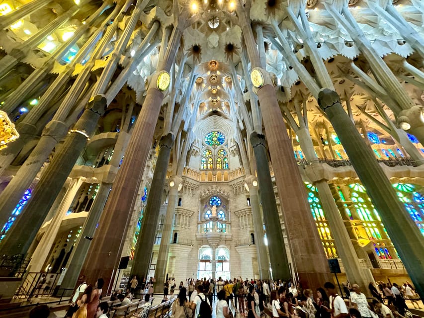 Barcelona: Sagrada Familia Entry Ticket and Guided Tour - Finding your way to Carrer de València and the right red pole