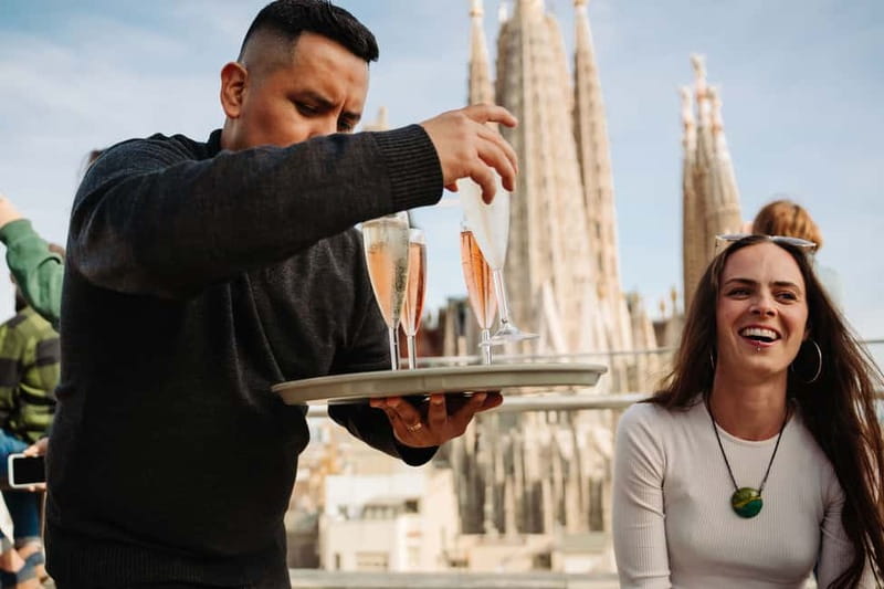 Barcelona: Sagrada Familia Evening Tour with Cava - Walking to the basilica: the photo moment and the facade circuit