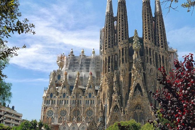 Barcelona: Sagrada Familia Fast Track Tour with Tower Option - What the Tour Covers in the Nave, Transept, and Sanctuary