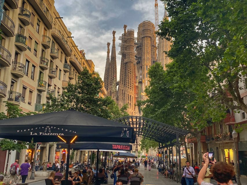 Barcelona: Sagrada Família Guided Tour and Entry Tickets - End in central Barcelona so you can keep exploring