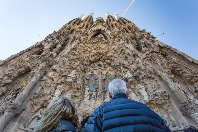 Barcelona: Sagrada Familia Guided Tour with Fast Track Access - Skip-the-line entry: what you gain immediately