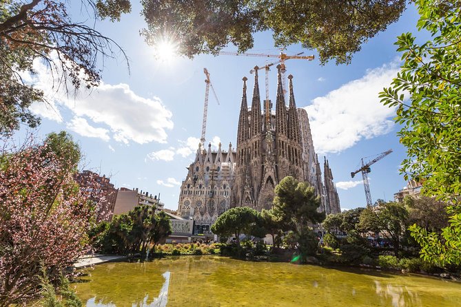 Barcelona: Sagrada Familia Guided Tour with Fast Track Access - Inside the basilica: what you’ll see, and why construction through 2026 matters