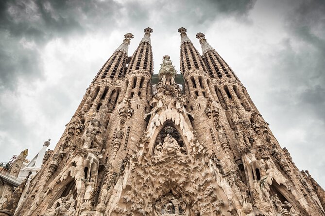 Barcelona: Sagrada Familia Guided Tour with Fast Track Access - Park Güell combo option: useful if your day is already packed