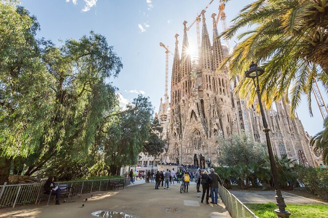 Barcelona: Sagrada Familia Guided Tour with Fast Track Access - Who should book this Sagrada Familia tour, and who should skip