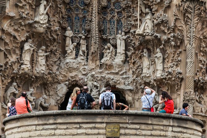 Barcelona: Sagrada Familia Guided Tour with Fast Track Access - The guided story: English commentary that connects symbols to meaning