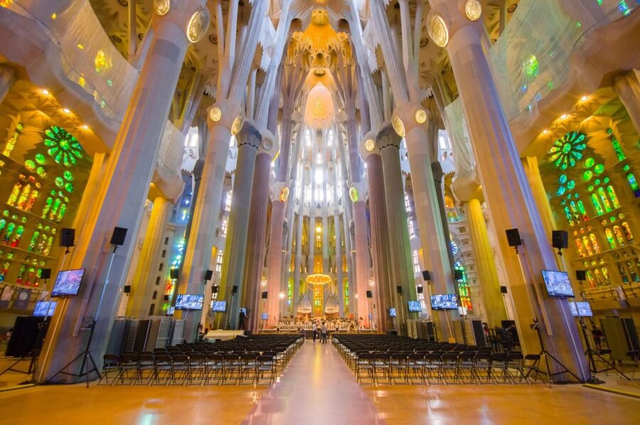 Barcelona: Sagrada Familia Guided Tour with Skip the Line - Entering the Basilica: Facades, Stained Glass, and Gaudí’s Vision