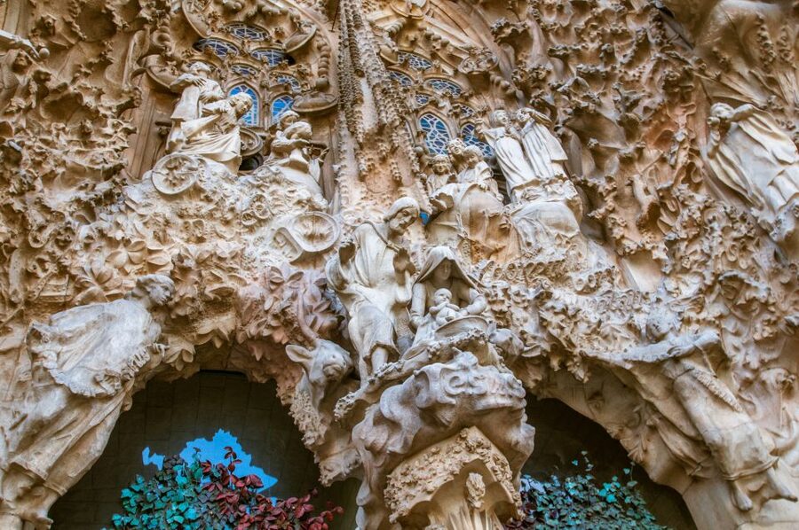 Barcelona: Sagrada Familia Guided Tour with Tower Access - Who should book this tour, and who should skip it