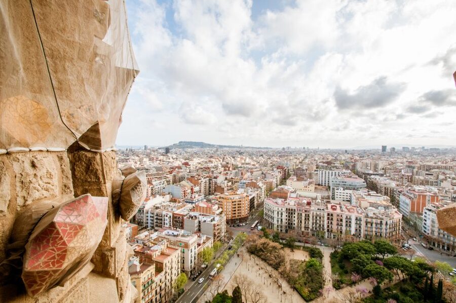 Barcelona: Sagrada Familia Guided Tour with Tower Access - Dress code and comfort tips that can save your day