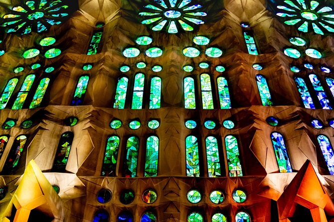 Barcelona Sagrada Familia Guided Visit With Optional Extras. - Group size, pace, and photo strategy for the best results
