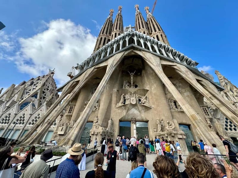 Barcelona: Sagrada Familia, La Pedrera & Cava Tasting Tour - Eixample stroll: Palau Macaya and Casa de les Punxes