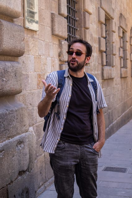 Barcelona: Sagrada Familia, Modernism, and Old Town Tour - The Kiss Mural, the Jewish Quarter area, and finishing at Plaça del Rei