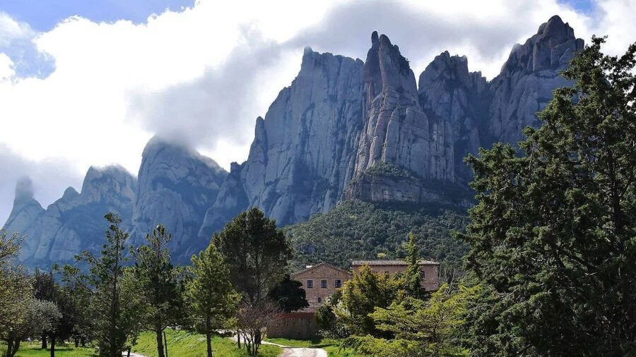 Barcelona: Sagrada Familia & Montserrat Full-Day with Pickup - Gothic Quarter Walking Tour: Roman Traces and Old Streets You Can Read