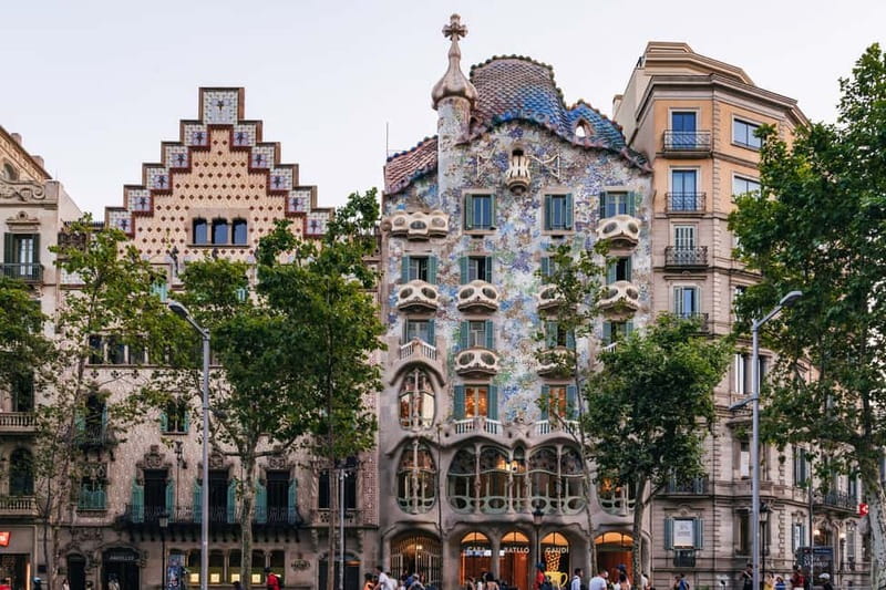 Barcelona: Sagrada Familia or Coastal City Sights by eBike - Sagrada Familia on the 11am plan: the stop that makes the whole ride worth it