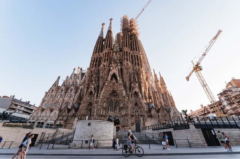 Barcelona: Sagrada Familia or Coastal City Sights by eBike - Regular bikes vs e-bikes: what to choose and why it changes your day
