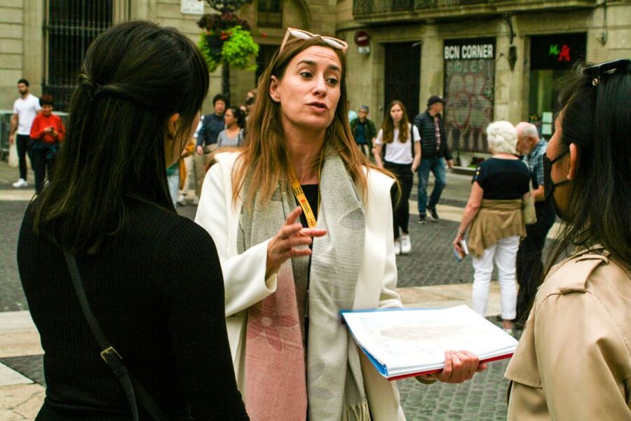 Barcelona: Sagrada Familia, Park Güell and Old Town Tour - What to wear and bring for a smooth Gaudí day