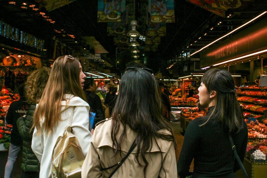 Barcelona: Sagrada Familia, Park Güell and Old Town Tour - From Casa Beethoven to the Gothic Quarter, your day starts with context