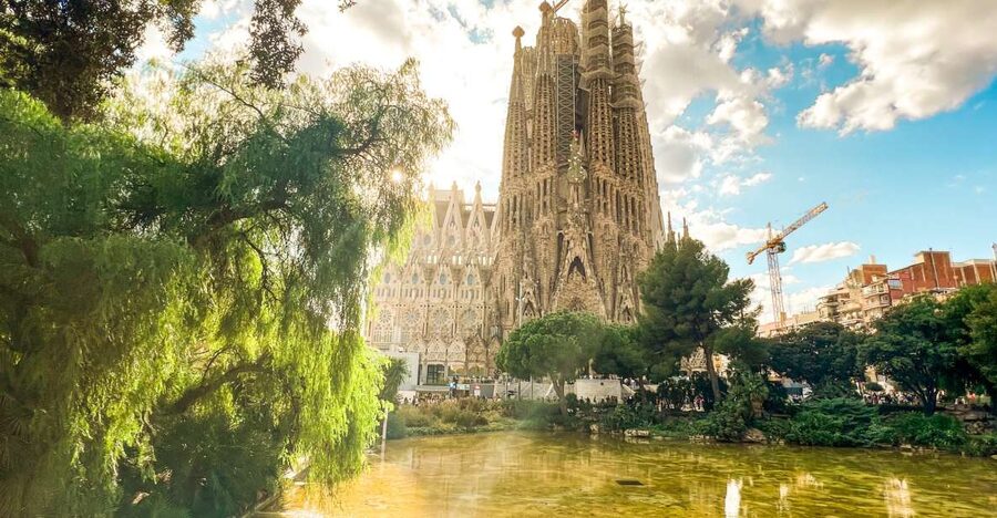 Barcelona: Sagrada Familia, Park Güell and Old Town Tour - Montjuïc Hill city views and the Olympic sports venues