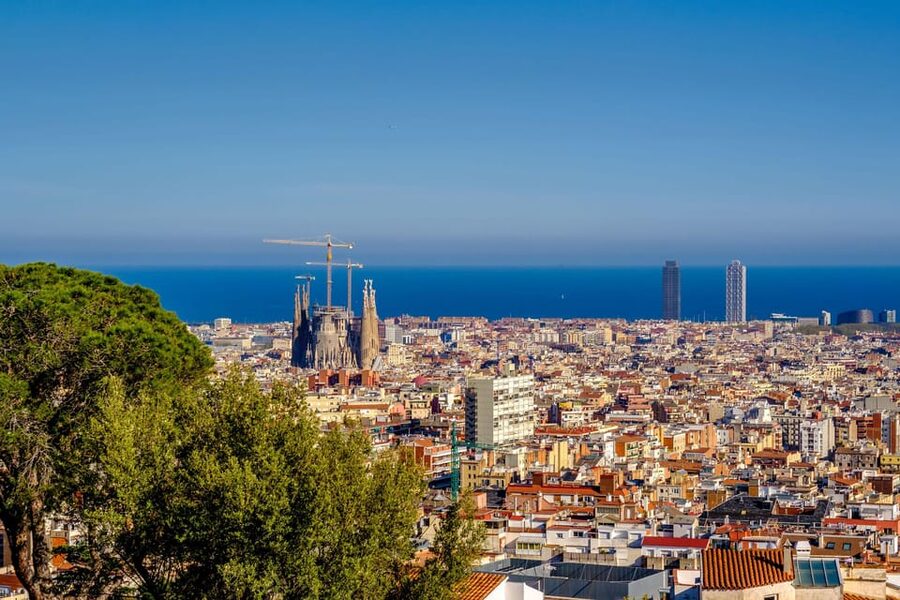 Barcelona: Sagrada Familia & Park Güell Guided Tour & Ticket - Park Güell: mosaics, organic shapes, and the El Drac entrance