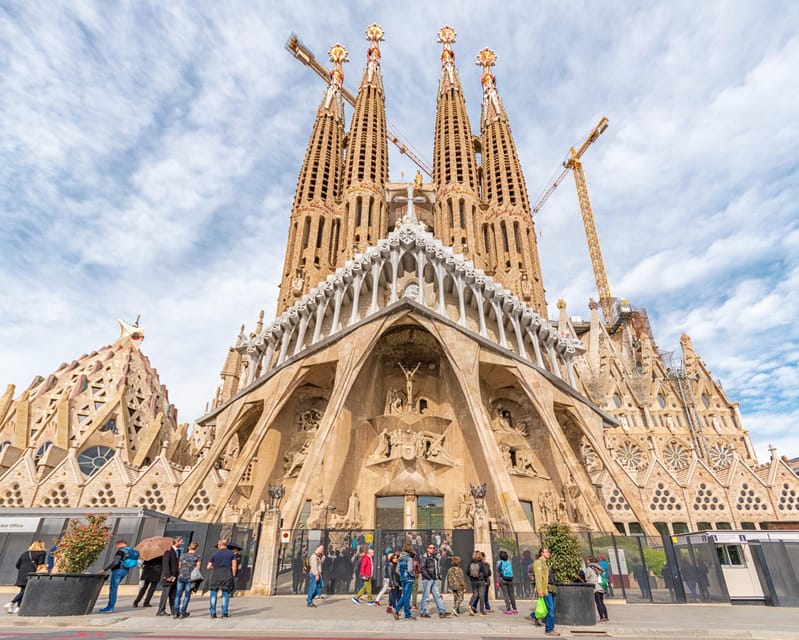 Barcelona: Sagrada Familia & Park Güell Guided Tour & Ticket - Timing, transport, and the real-world logistics that affect your day