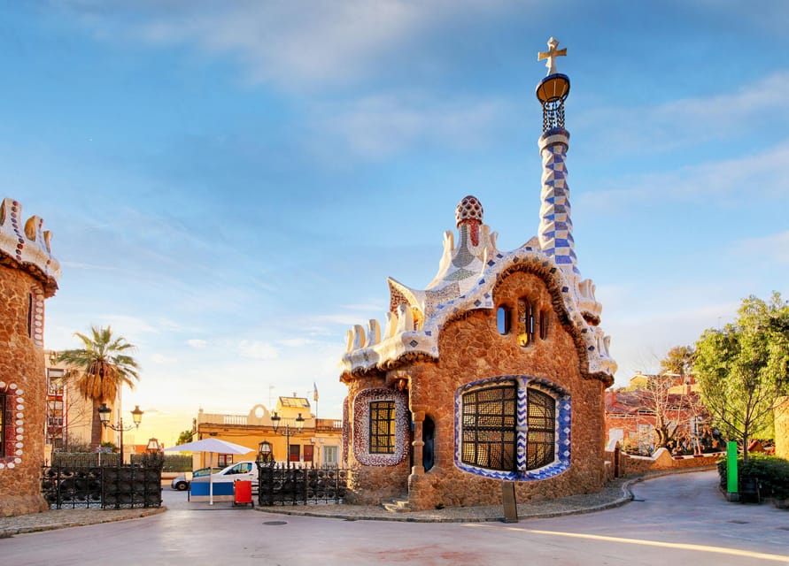 Barcelona: Sagrada Familia & Park Güell Guided Tour & Ticket - First stop: Sagrada Familia, from the façades to the interior