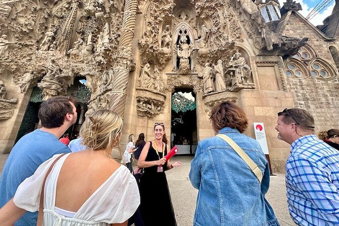 Barcelona: Sagrada Familia & Park Guell Guided Tour + Transfer - Why this Park Güell and Sagrada Família duo feels efficient